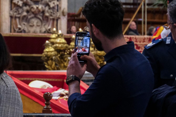 Mobilnim telefonima footgrafišu papu  