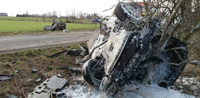 Kierowca z tego wraku był podchmielony. Gdy przyjechali strażacy, by wyciągnąć go z blaszanej miazgi...