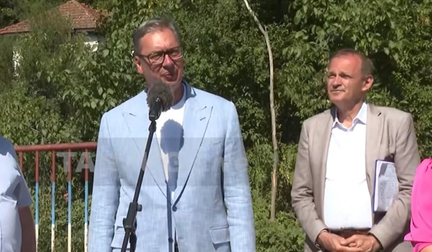 Vučić obilazi radove na lokalnom putu u Trgovištu