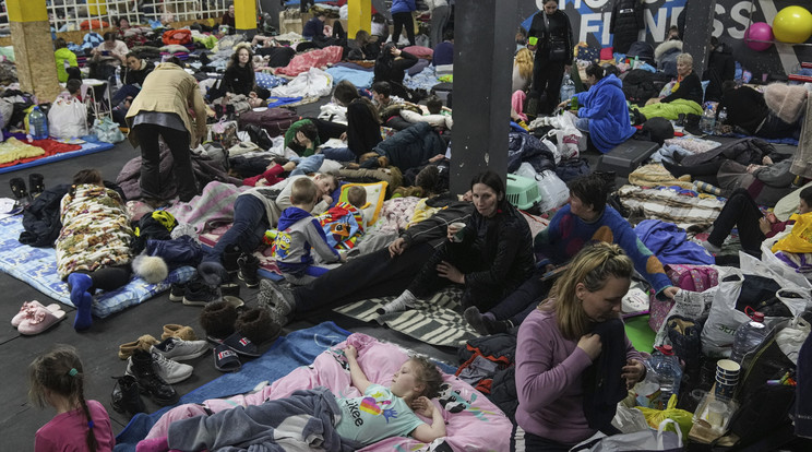 Sportközpontból kialakított óvóhelyen várakozó emberek a délkelet-ukrajnai Mariupolban 2022. február 27-én / Fotó: MTI/AP/Jevhen Maloletka