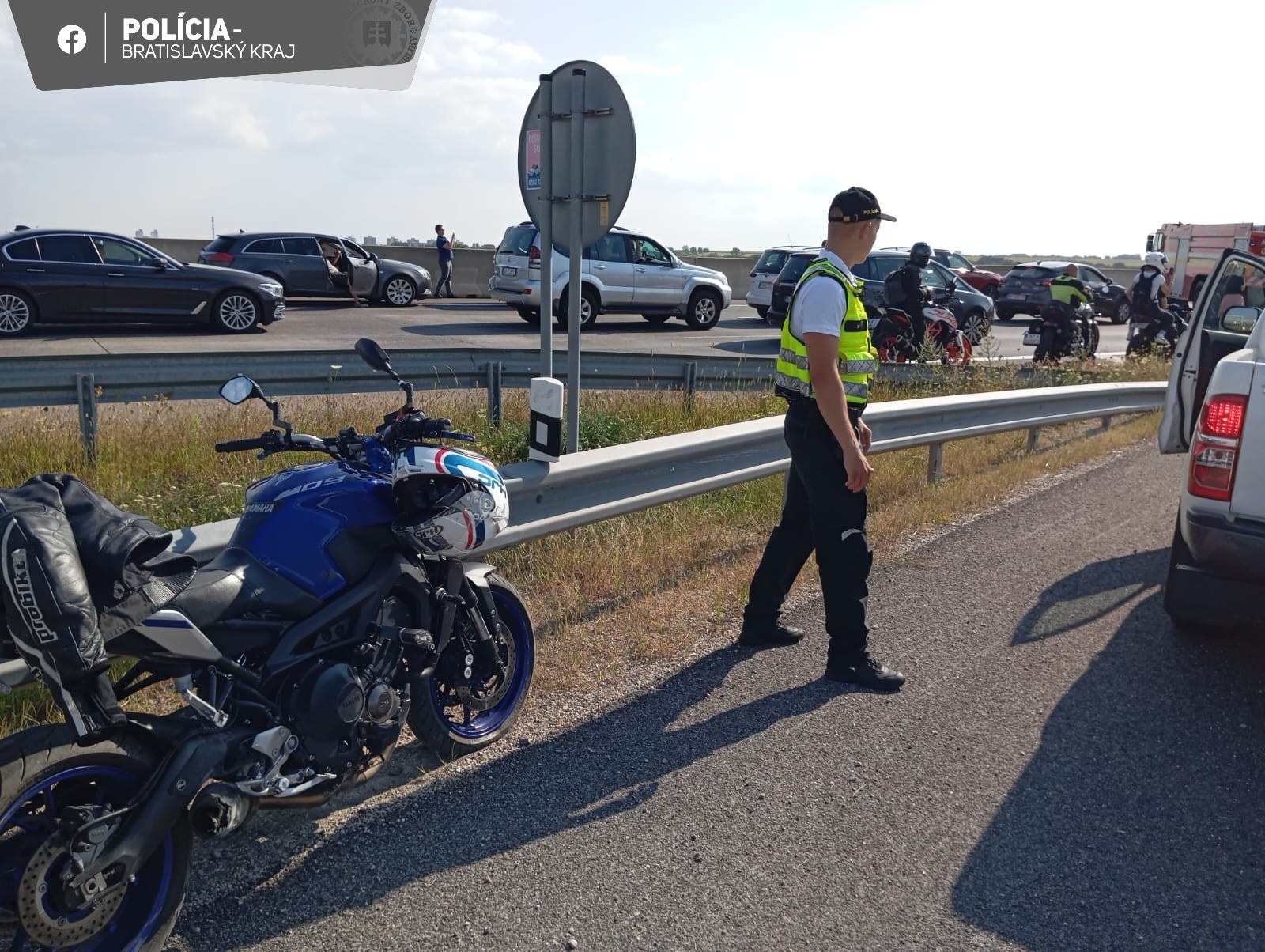 Nehoda motocyklistu na D1 v smere od Blatného do Bratislavy.