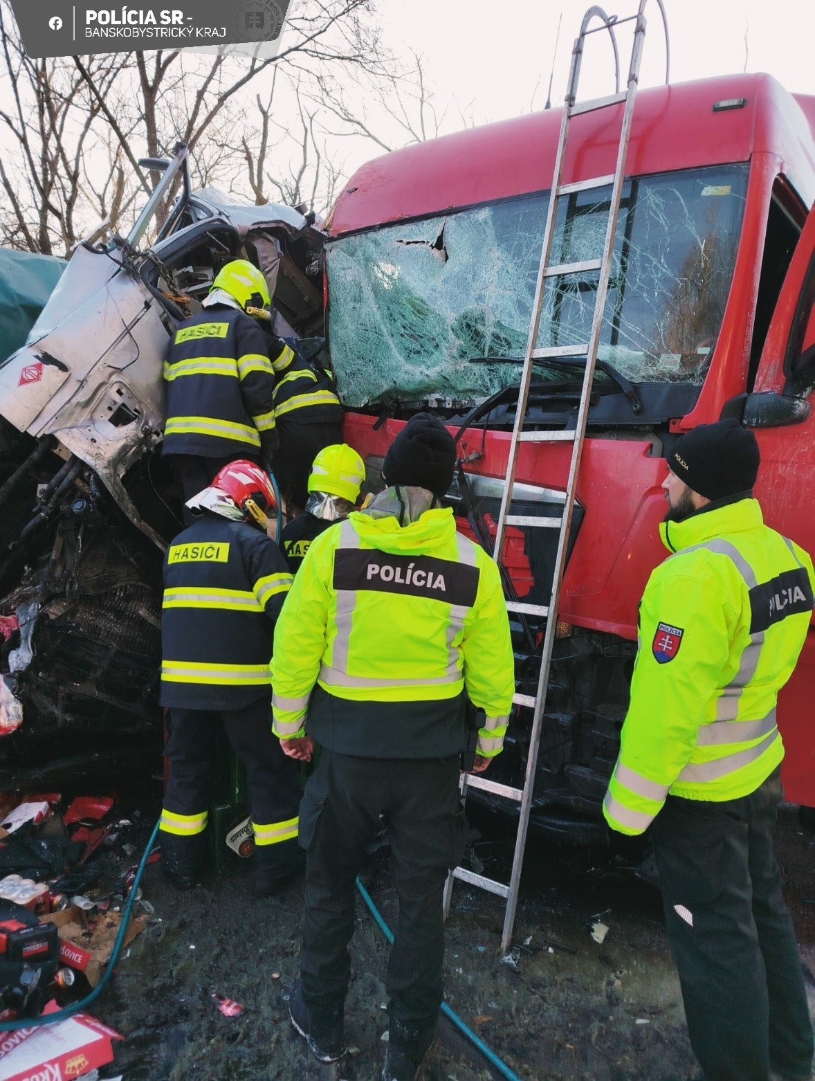 K vážnej dopravnej nehode kamiónov došlo medzi Krupinou a Zvolenom. 