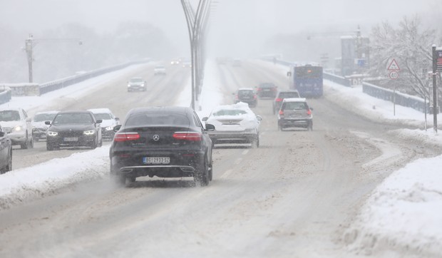 Sneg i led na putu zahtevaju opreznu vožnju