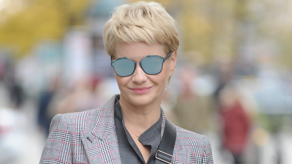 Małgorzata Kożuchowska pochwaliła się na Instagramie zdjęciem w nowej fryzurze. Aktorka zmieniła kolor włosów i została brunetką. Fani są podzieleni.