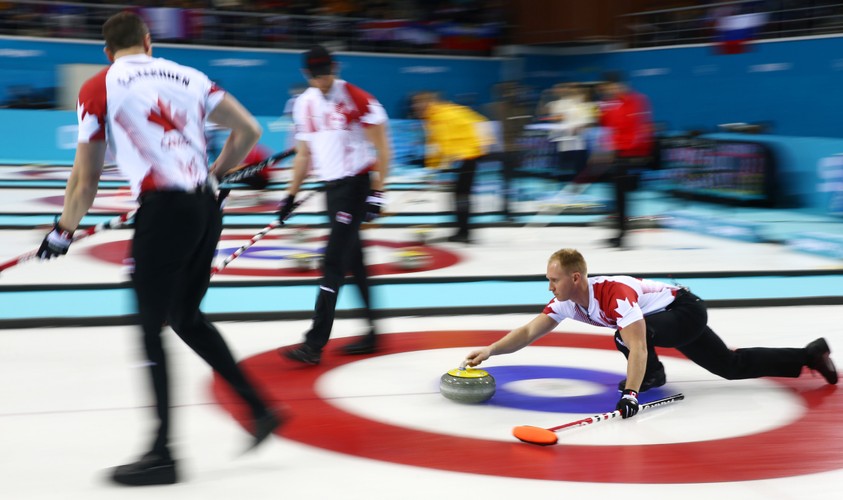 Brad Jacobs to z kolei kapitan męskiej reprezentacji Kanady w curlingu. Podobnie jak Jennifer Jones pracuje w banku. Sprawuje funkcję account managera w RBC Royal Bank.