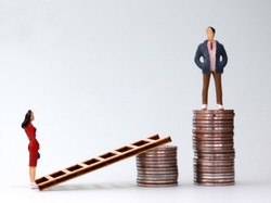 Naukowcy mają nową teorię na temat tego, co sprawia, że sytuacja kobiet na rynku pracy i w finansach jest gorsza niż mężczyzn...