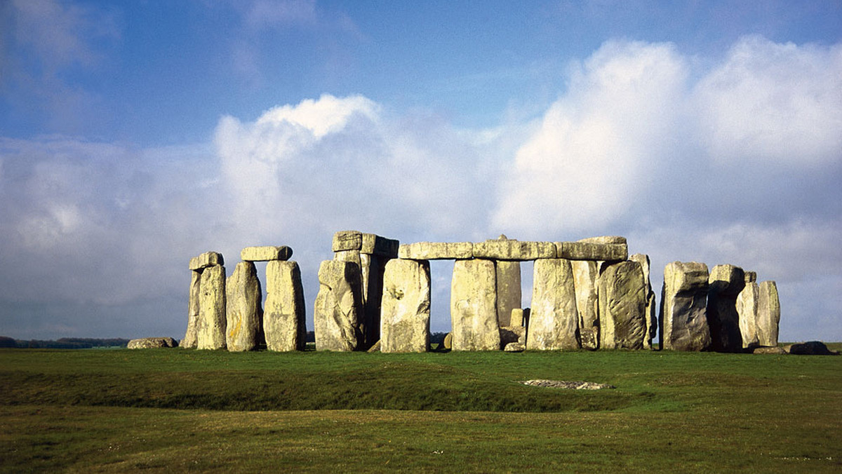 Dokładny trójwymiarowy laserowy skan Stonehenge - megalitycznej budowli z epoki neolitu oraz brązu sprzed 3,5 tys. lat w płd. Anglii - wykazał, że kamienie były w odległej przeszłości pokryte reliefami.