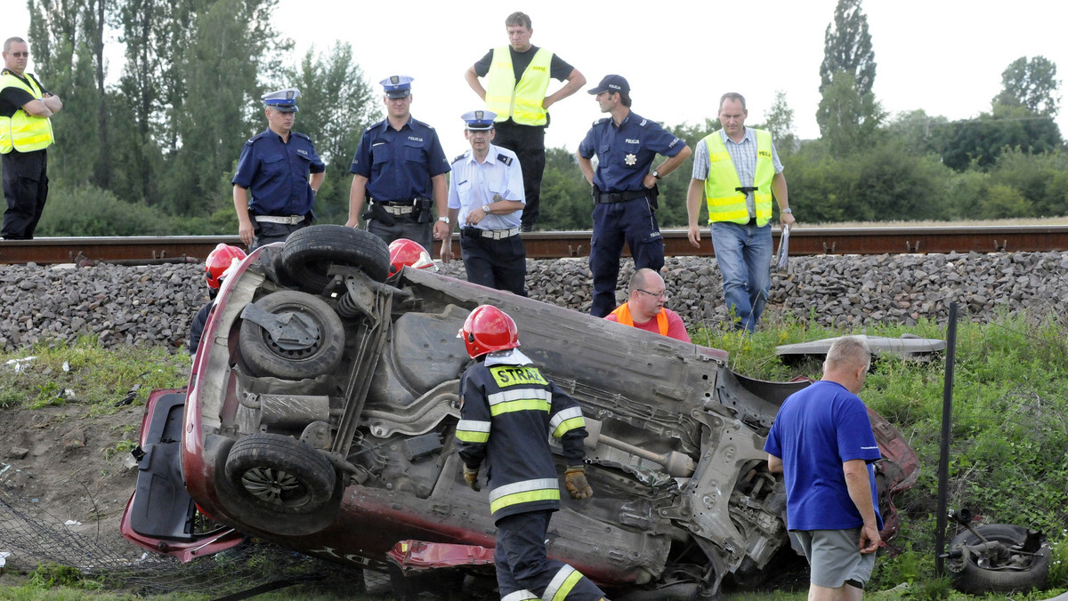 Jedna osoba zginęła, a druga została ciężko ranna po zderzeniu samochodu osobowego z pociągiem niedaleko Mogilna (woj. kujawsko-pomorskie). Wypadek spowodował zablokowanie ruchu kolejowego na trasie Poznań-Bydgoszcz i związane z tym opóźnienia pociągów.