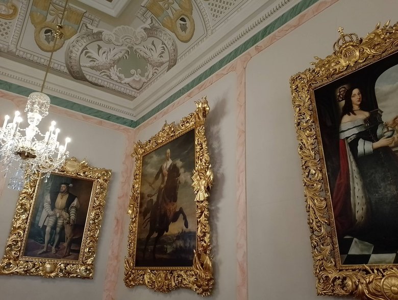 Dom Bractwa Czarnogłowych - na jednym z obrazów znajdujących się na wystawie, widnieje postać króla Stefana Batorego