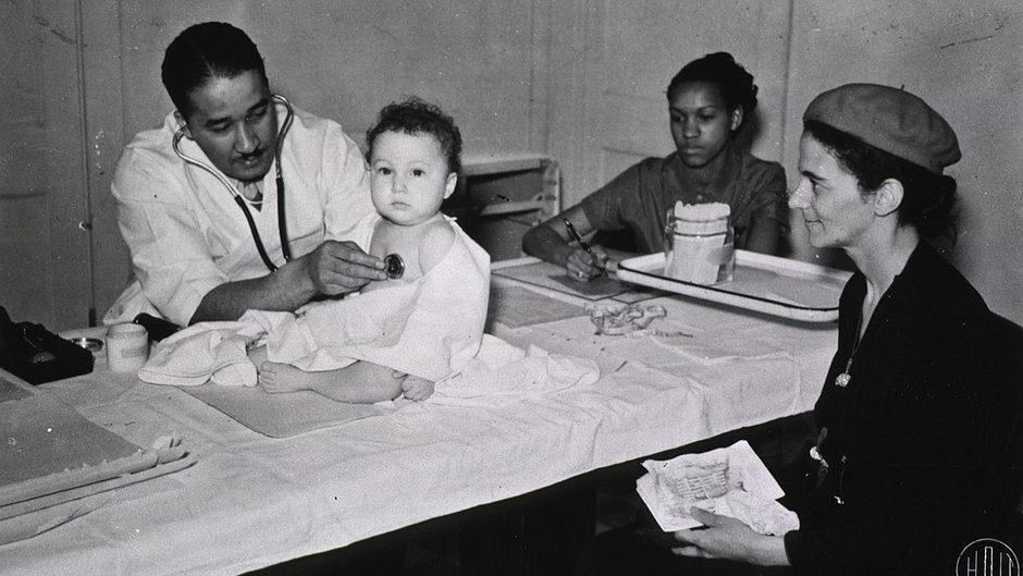 Lekarz badający dziecko, historia medycyny, zdjęcie ilustracyjne (fot. Children's Bureau Centennial, lic. CC BY-SA 2.0)