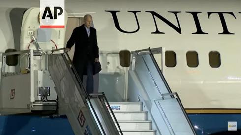 Joe Biden wysiada z samolotu w Warszawie Źródło: Associated Press