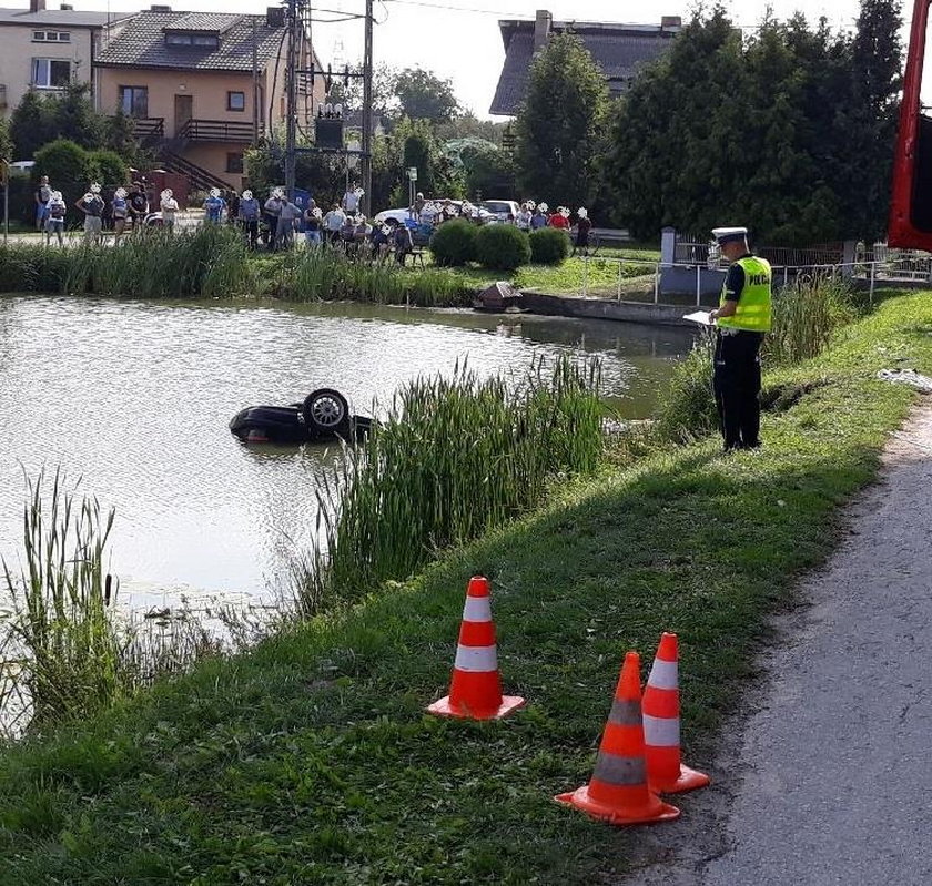 Honda w rowie. W środku były cztery osoby!