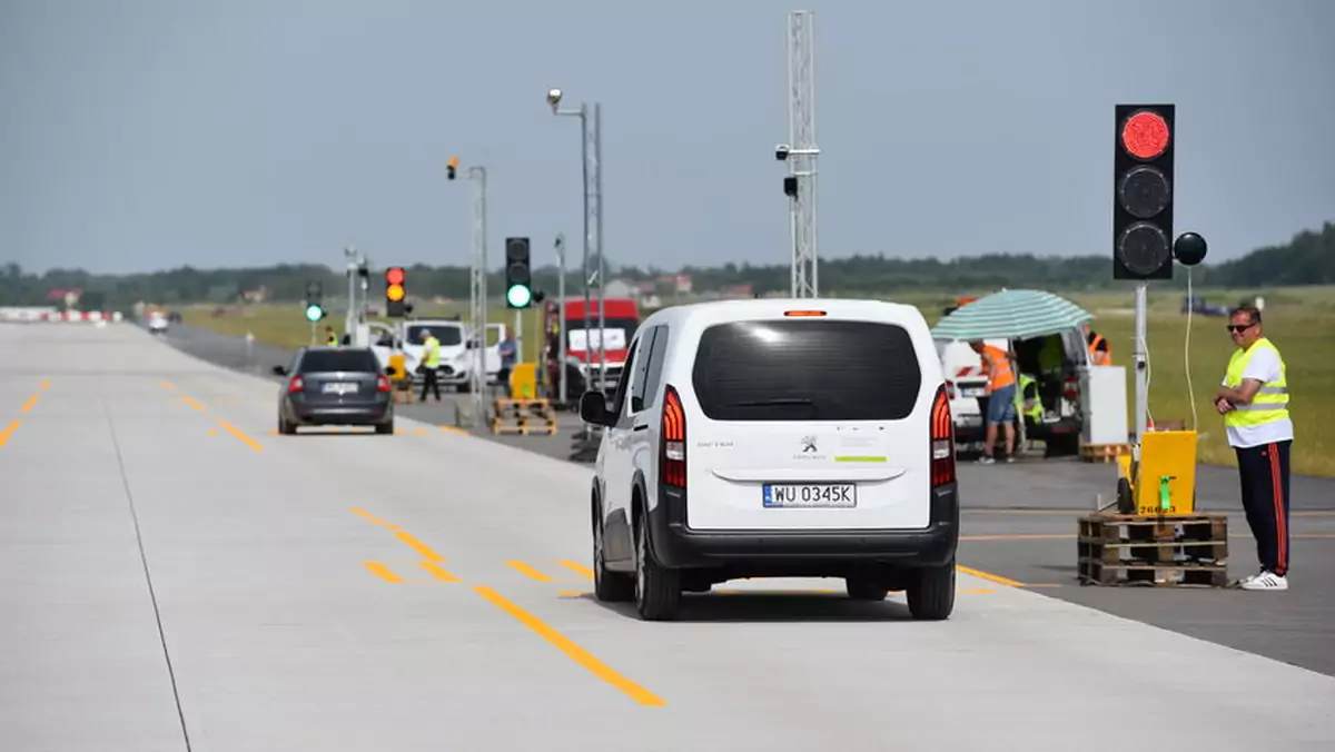 Testy urządzeń pomiarowych na lotnisku w Radomiu