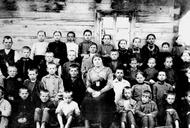 Wiera Matejczuk z uczniami białoruskiej szkoły w Grabowcu przy Puszczy Białowieskiej, ok. 1918 r. Wraz z nastaniem polskiej władzy ta i inne białoruskie szkoły na Białostocczyźnie zostały zlikwidowane, a ich istnienie wymazano z lokalnej pamięci