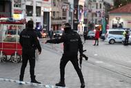 Policjanci zabezpieczający okolice ulicy Istiklal w Stambule