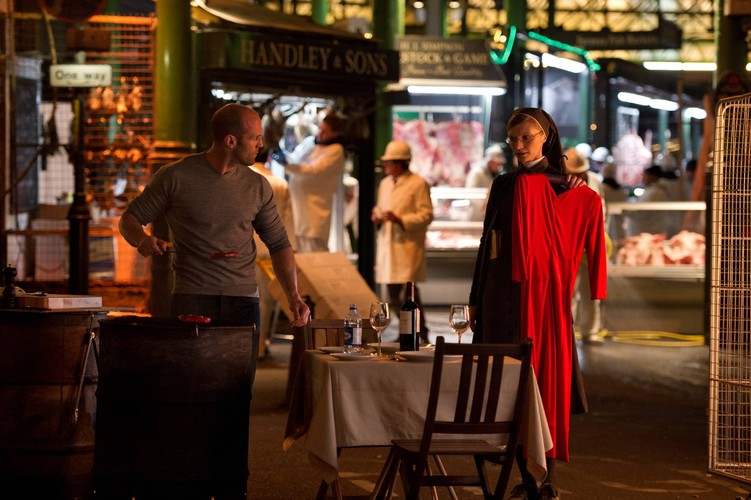 Jason Statham i Agata Buzek w filmie 'Koliber'