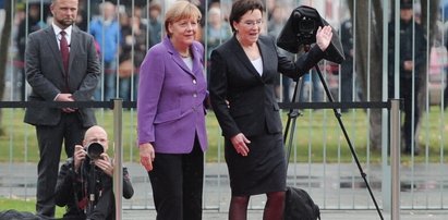 Kopacz pogubiła się na lotnisku! Ratowała ją Merkel. FILM