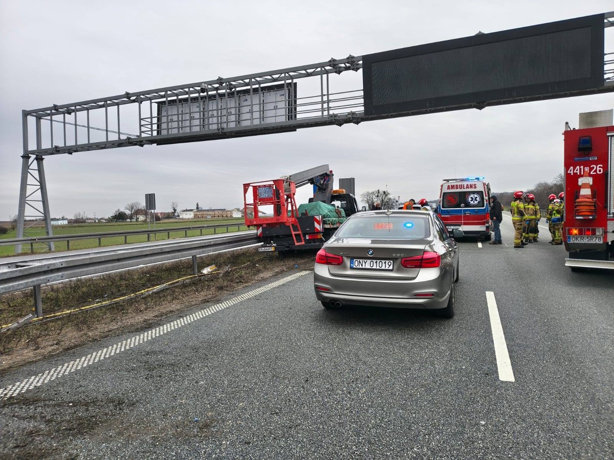 Wypadek na A4. Kierowca wjechał w barierki. Powodem był nagły atak