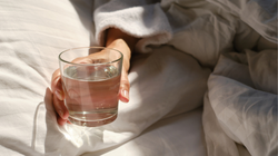 Stawiasz szklankę wody obok łóżka? Bardzo zły nawyk. Lekarz ostrzega