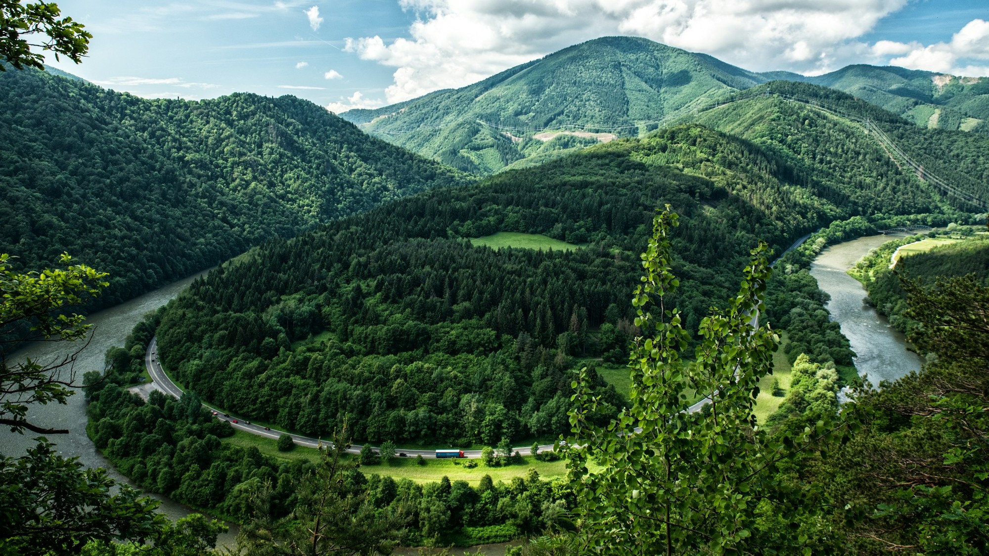 Rieka Váh je dlhá 403 kilometrov.