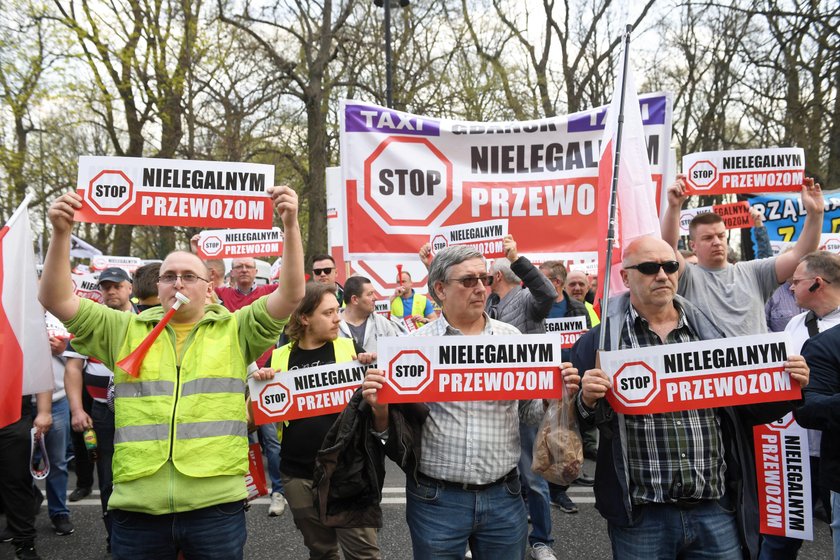 Strajk przerodził się w burdy. Wybita szyba, zniszczone auta