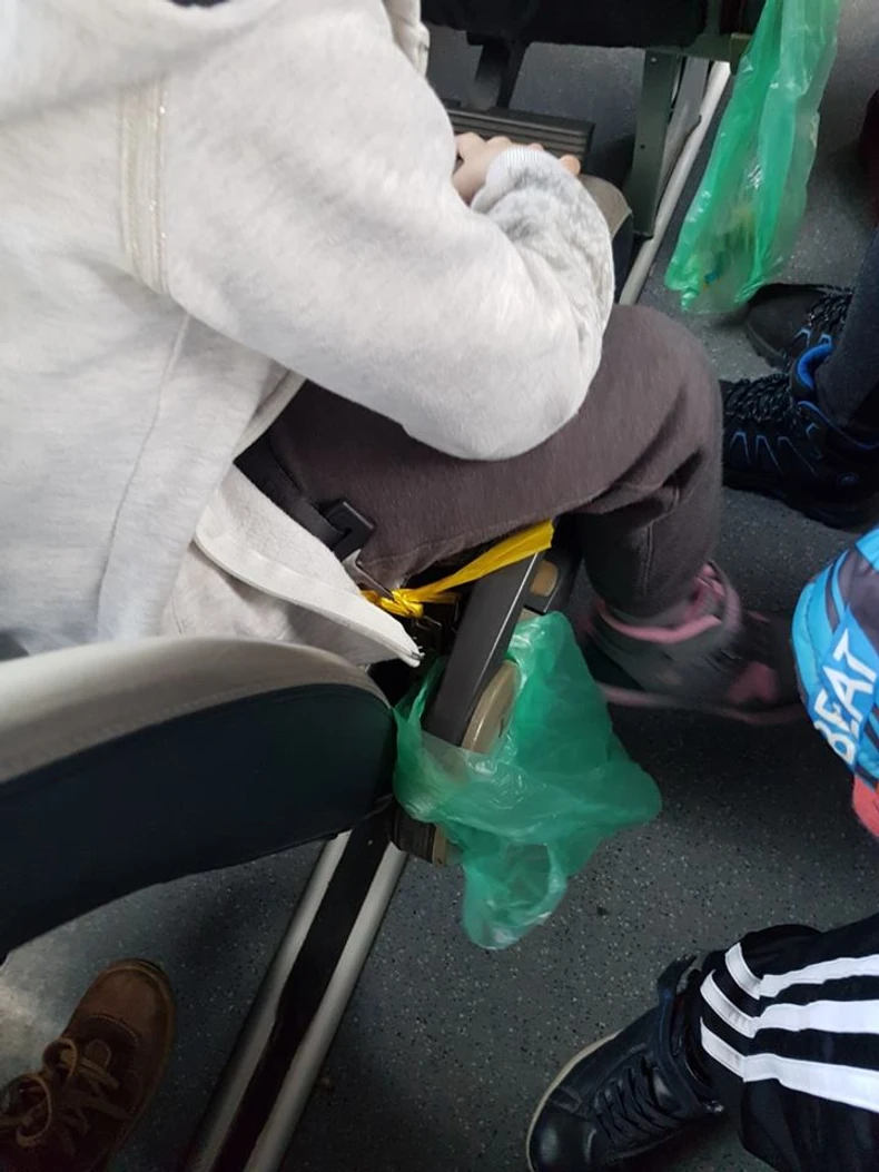 Umesto pojasevima, deca su bila vezana kesama za sedišta