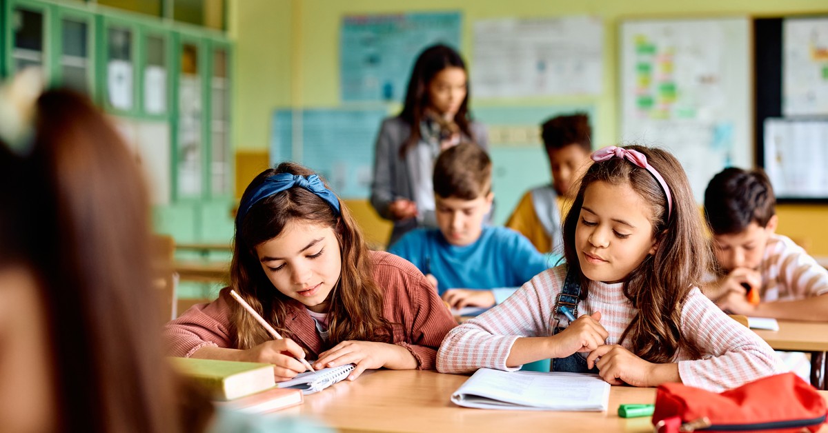 400 zł na ucznia w nowym roku szkolnym 2025/2026. Już w czasie wakacji można starać się o część tych pieniędzy. Jak to zrobić?