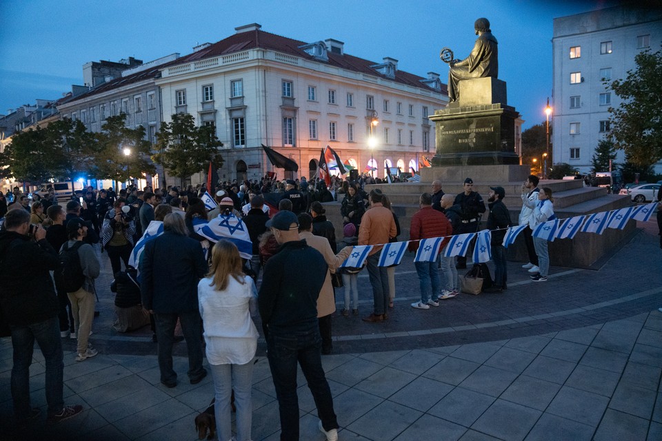 Protest Palestyńczyków pod pomnikiem Kopernika