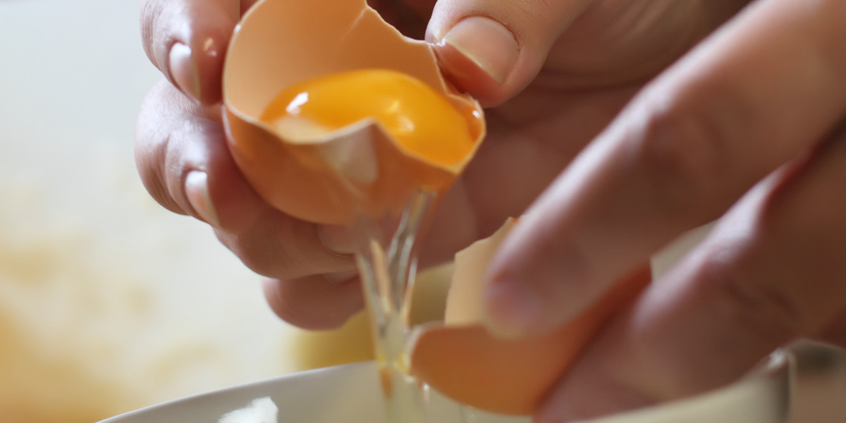 Z białek jaj można zrobić smaczną jajecznicę.