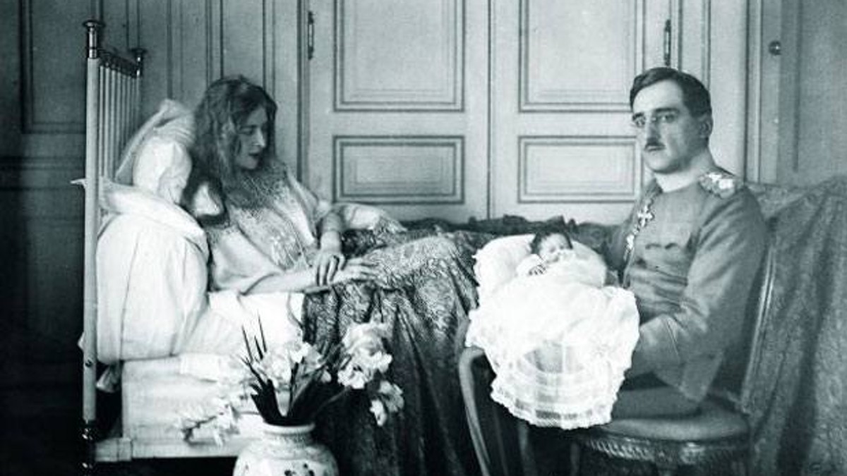 Kralj Aleksandar sa Šarlot Kotijar i malom Jelenom u naručju