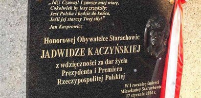 Oto tablica pamiątkowa, którą postawiono matce Kaczyńskich