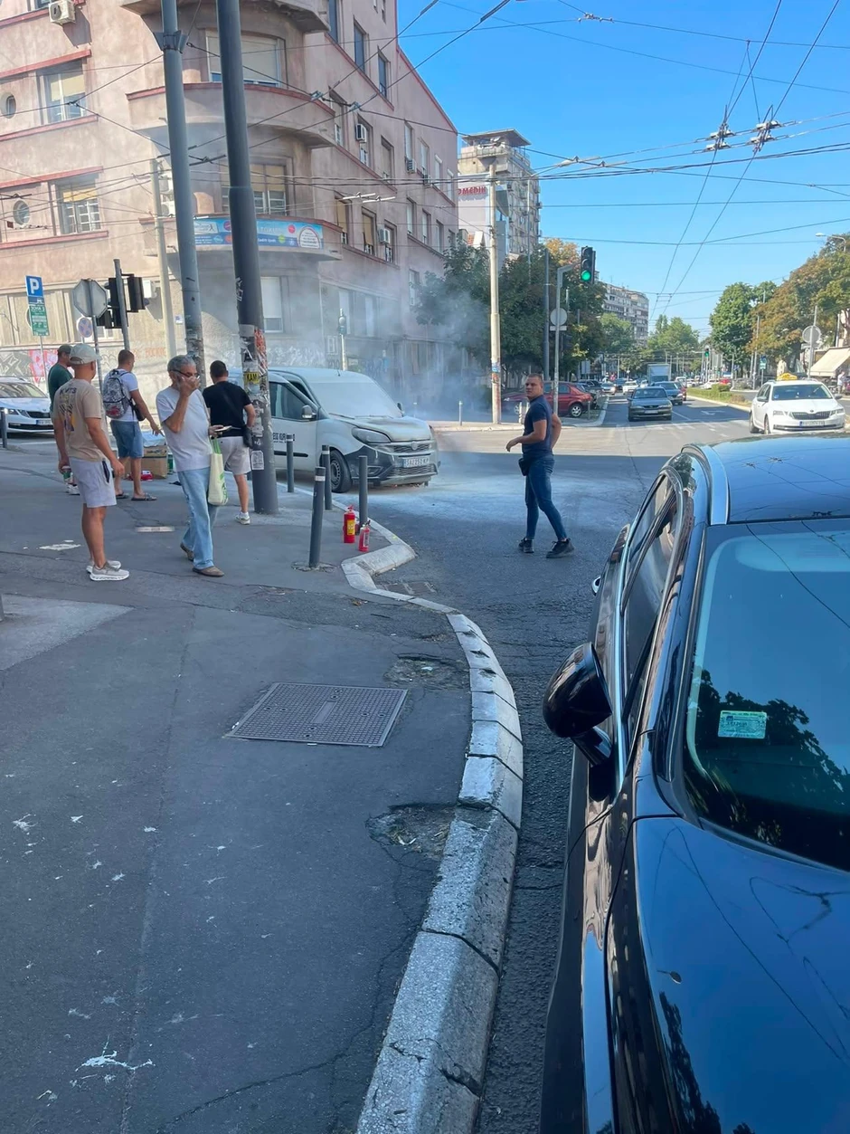 Zapalilo se vozilo kurirske službe