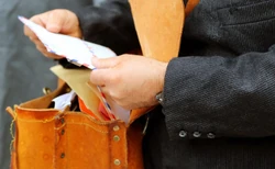 Dwóch listonoszy i tysiące urn. PiS trzyma twardo kurs na wybory majowe