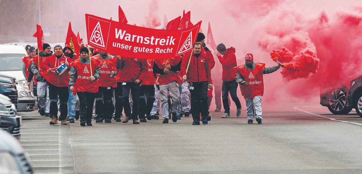 Pracownicy VW protestują przeciwko zwolnieniom. Zwickau, 2 grudnia 2024 r.