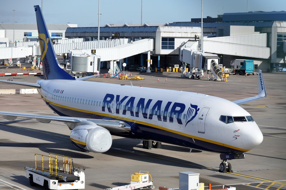 Ryanair - irlandzki tani przewoźnik w swoim logotypie umieścił harfę - symbol Irlandii.