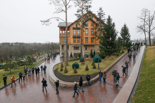 Dom Janukowycza w podkijowiskiej miejscowości Mezhyhirya. Fot. EPA/SERGEY DOLZHENKO/PAP/EPA