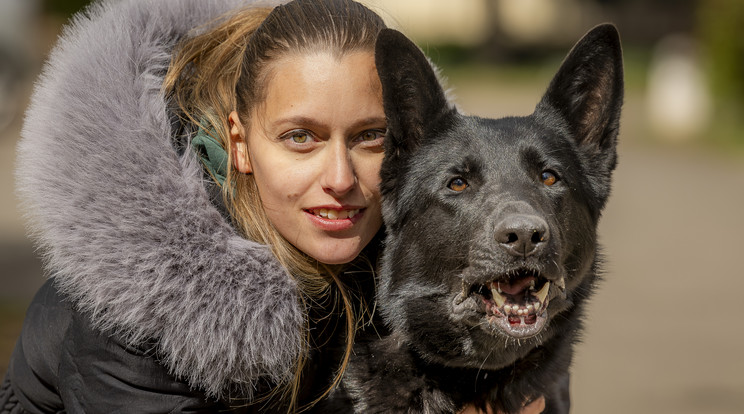 Szabó Maja büszke arra, hogy kutyája megfelelt a rendőrség felvételi vizsgáján  Fotó: Knap Zoltán