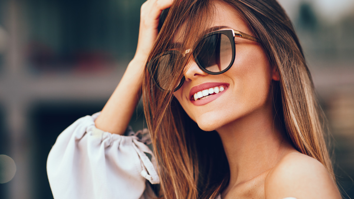 Najmodniejsze okulary przeciwsłoneczne na lato 2022 - Moda
