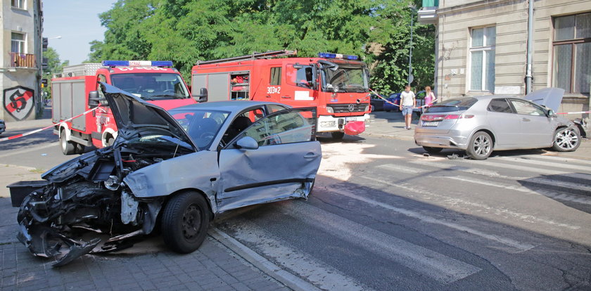 Wypadek na 6 Sierpnia w Łodzi. Drzewo zasłania znak Stop