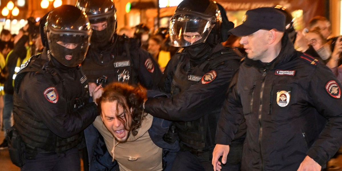 Na zdjęciu zatrzymanie mężczyzny przez rosyjską policję w czasie protestów po ogłoszeniu mobilizacji