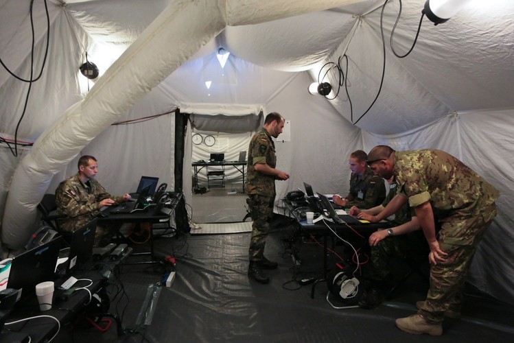 Żołnierze dowództwa korpusu holendersko-niemieckiego NATO pracują w jednym z namiotów centrum operacyjnego na terenie 10 Brygady Kawalerii Pancernej w Świętoszowie. <br> <br>fot. (lm/cat) PAP/Lech Muszyński