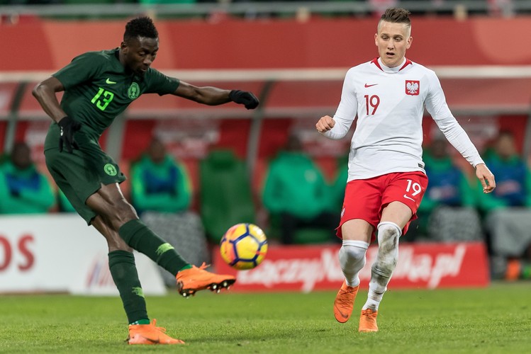 Piotr Zieliński (P) i Wilfred Ndidi (L)