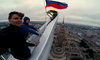 Wdrapali się na wieżowiec "Złota 44" i wywiesili rosyjską flagę