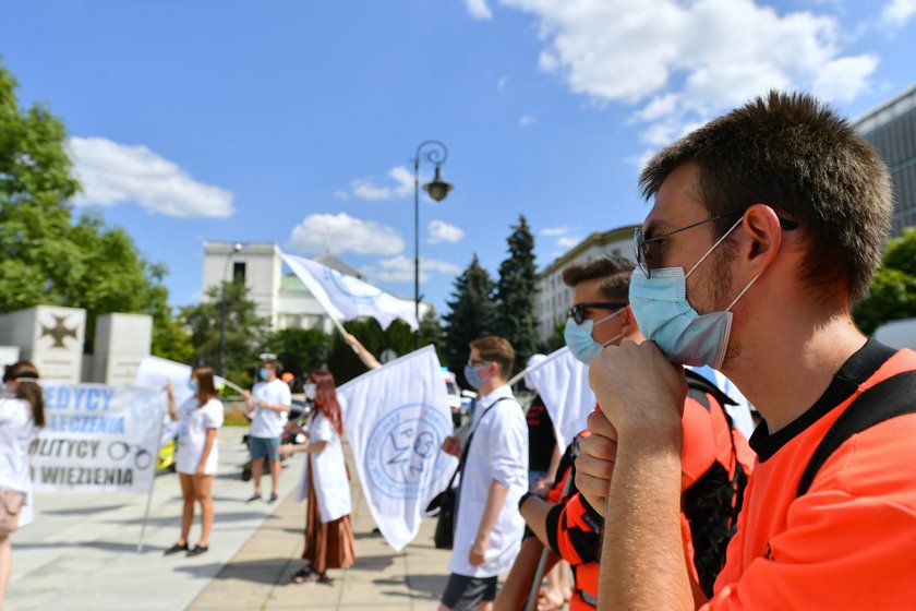 Warszawa: protest medyków przeciwko zaostrzaniu przepisów karnych