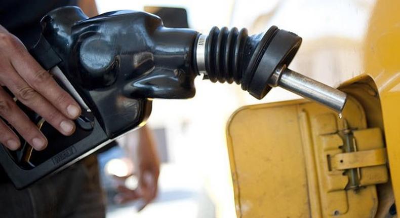 A picture of a fuel attendant filling up a customer's tank.