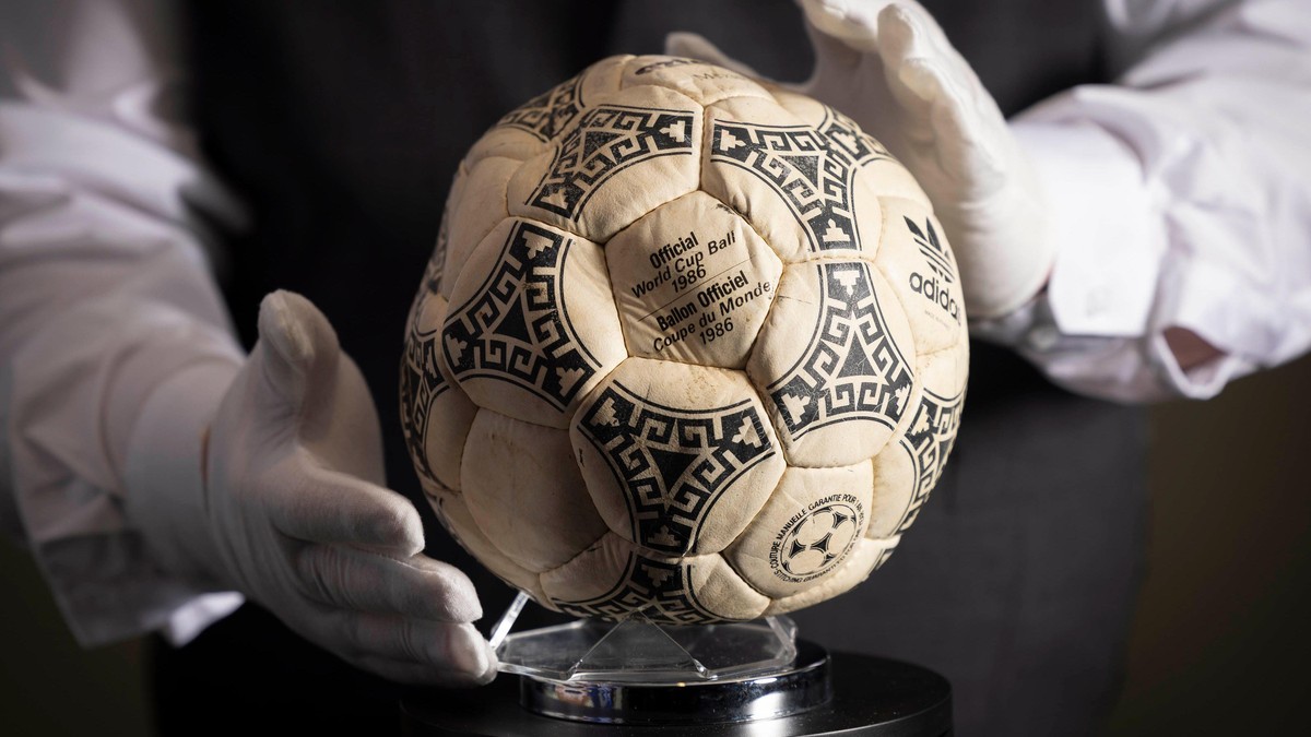 Lopta kojom je Maradona dao dva čuvena gola na Svetskom prvenstvu u Meksiku 1986. godine u četvrtfinalu protiv Engleske | Foto: PA Media