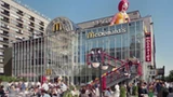 Big Mac za 25 tys. zł, tłumy pilnowane przez ochroniarzy. Tak otwierał się pierwszy McDonald's w Polsce [FOTO]