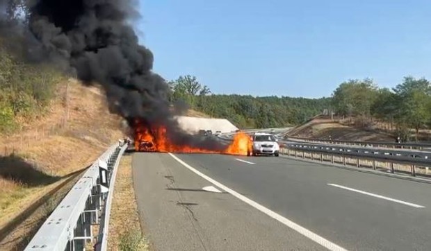 Izgoreo automobil na auto-putu kod Ljiga