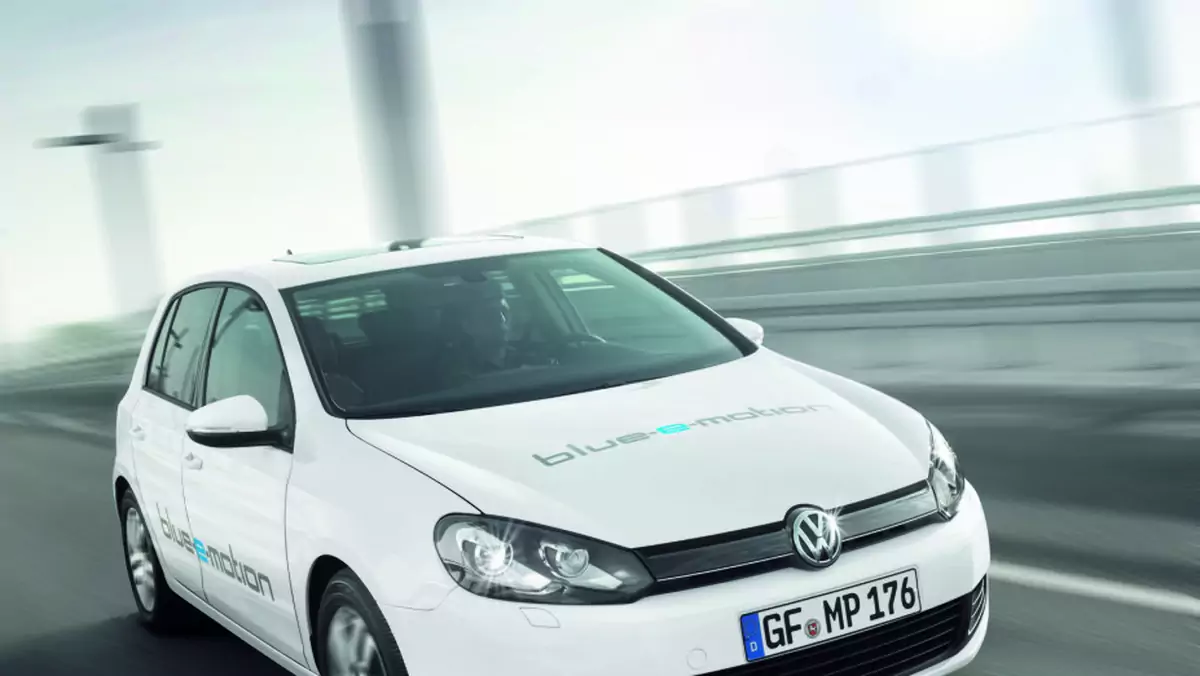 Nadjeżdża elektryczny Volkswagen Golf