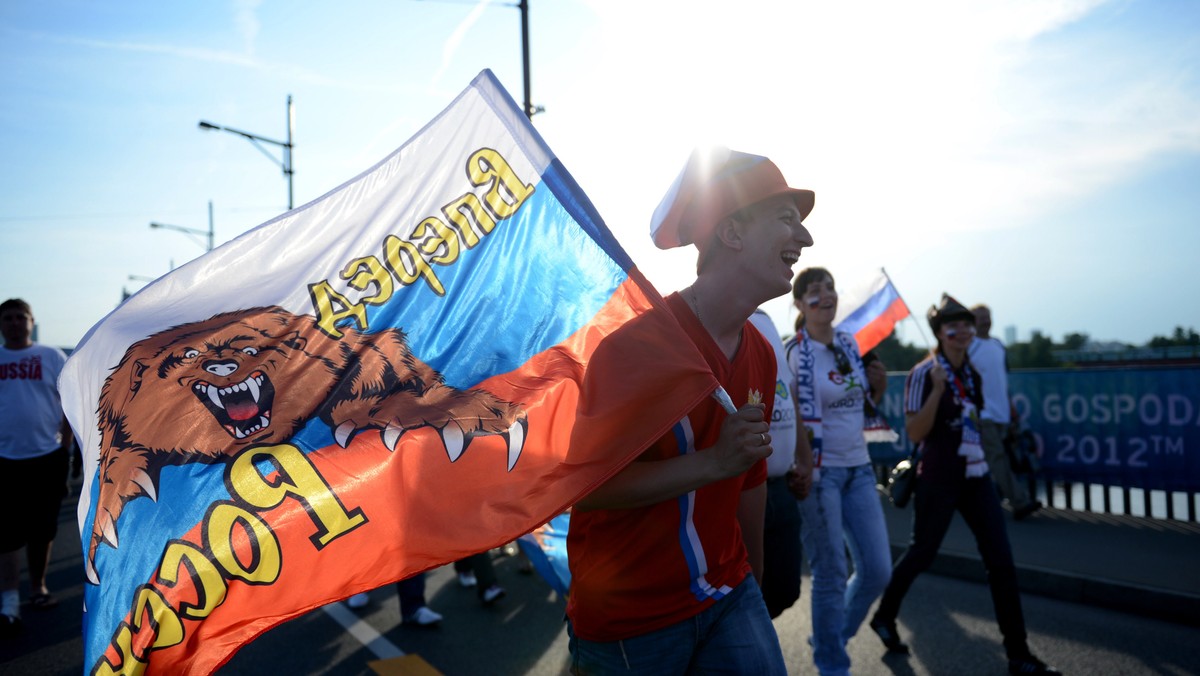 Pierwsi rosyjscy kibice po odpadnięciu Sbornej z piłkarskich mistrzostw Europy opuszczają Polskę. W niedzielę wyjechało już ponad 3 tys. Rosjan, pustoszeją hotele i kwatery zajmowane przez kibiców z Rosji - wynika z informacji zebranych przez PAP.